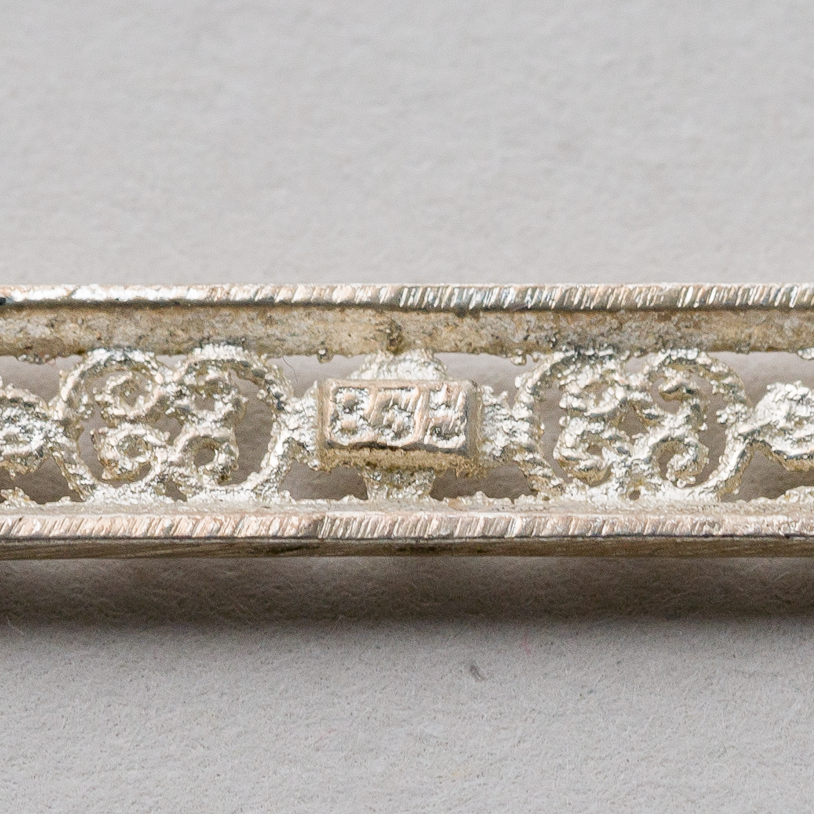 CNC: Brosche 835er Silber 1,94 g 4,5 cm2
