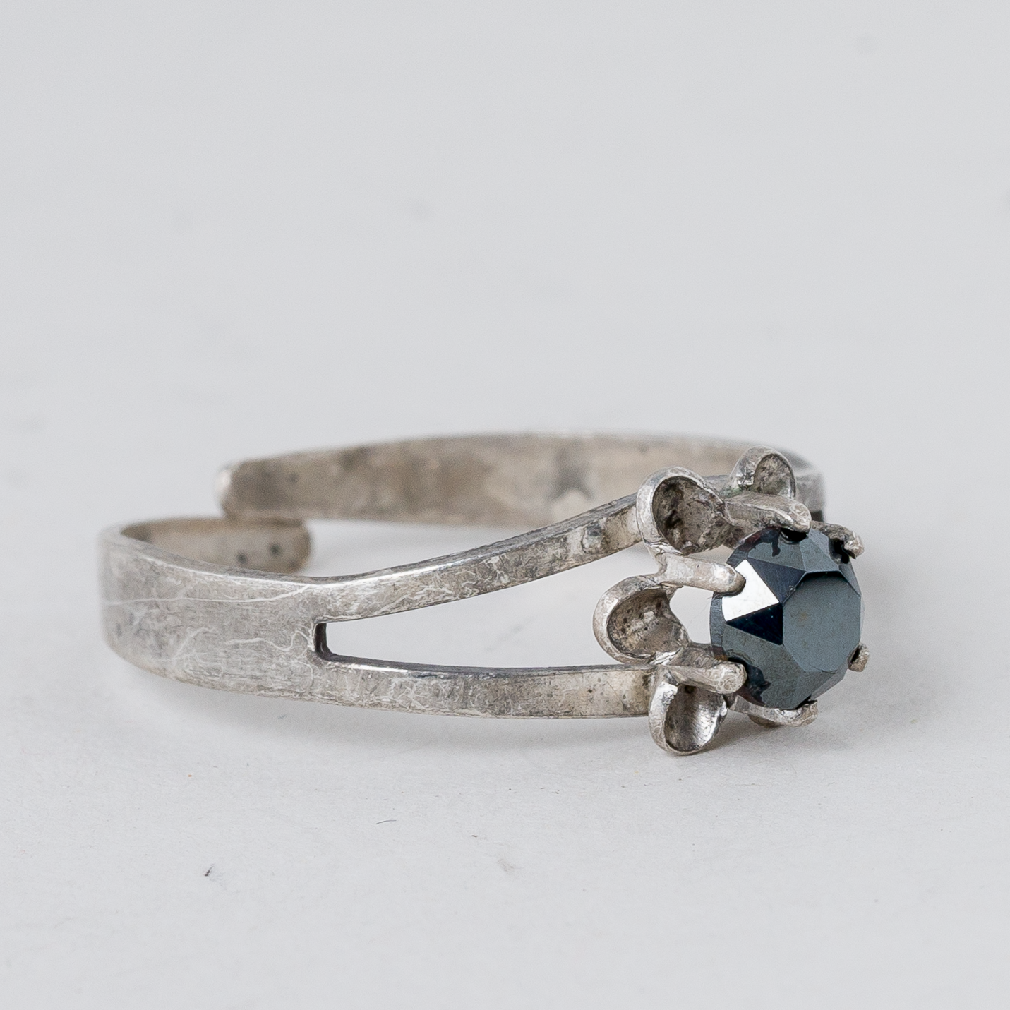 Ring Schwarzer Stein 835er Silber 1,86 g Größe flexibel1