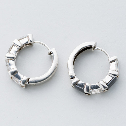 Silber Ohrringe Huggies 925 Weiße und Schwarze Steine 9,01 g0