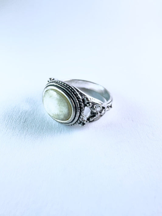 Ring Versilberter Silber Größe 56 Weißer ovaler Stein 5,56g0