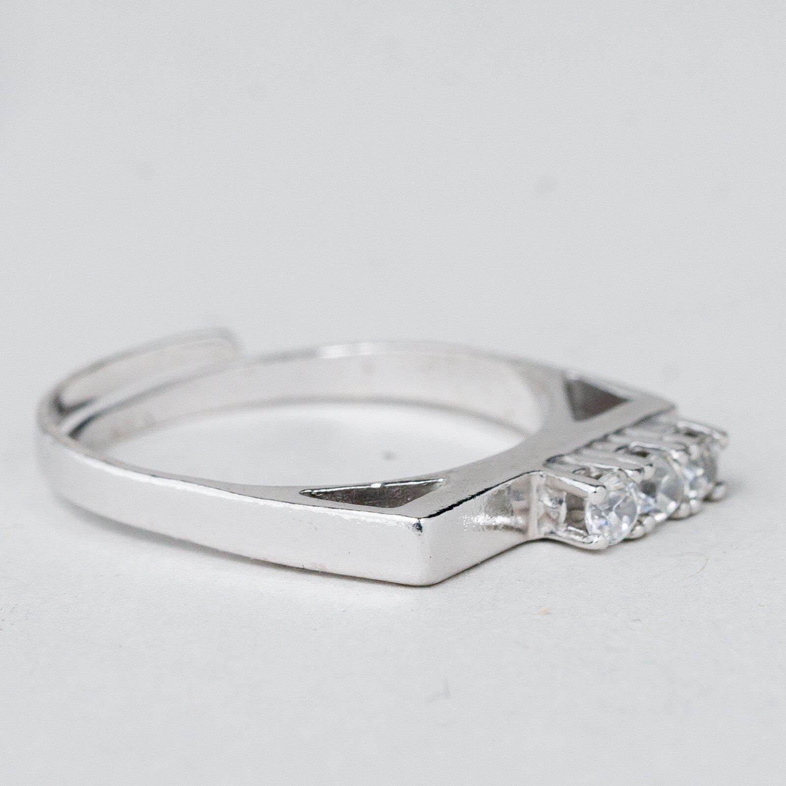 Silber Ring 835 Weiße Steine Größe flexibel ca. 54 2,24 g4