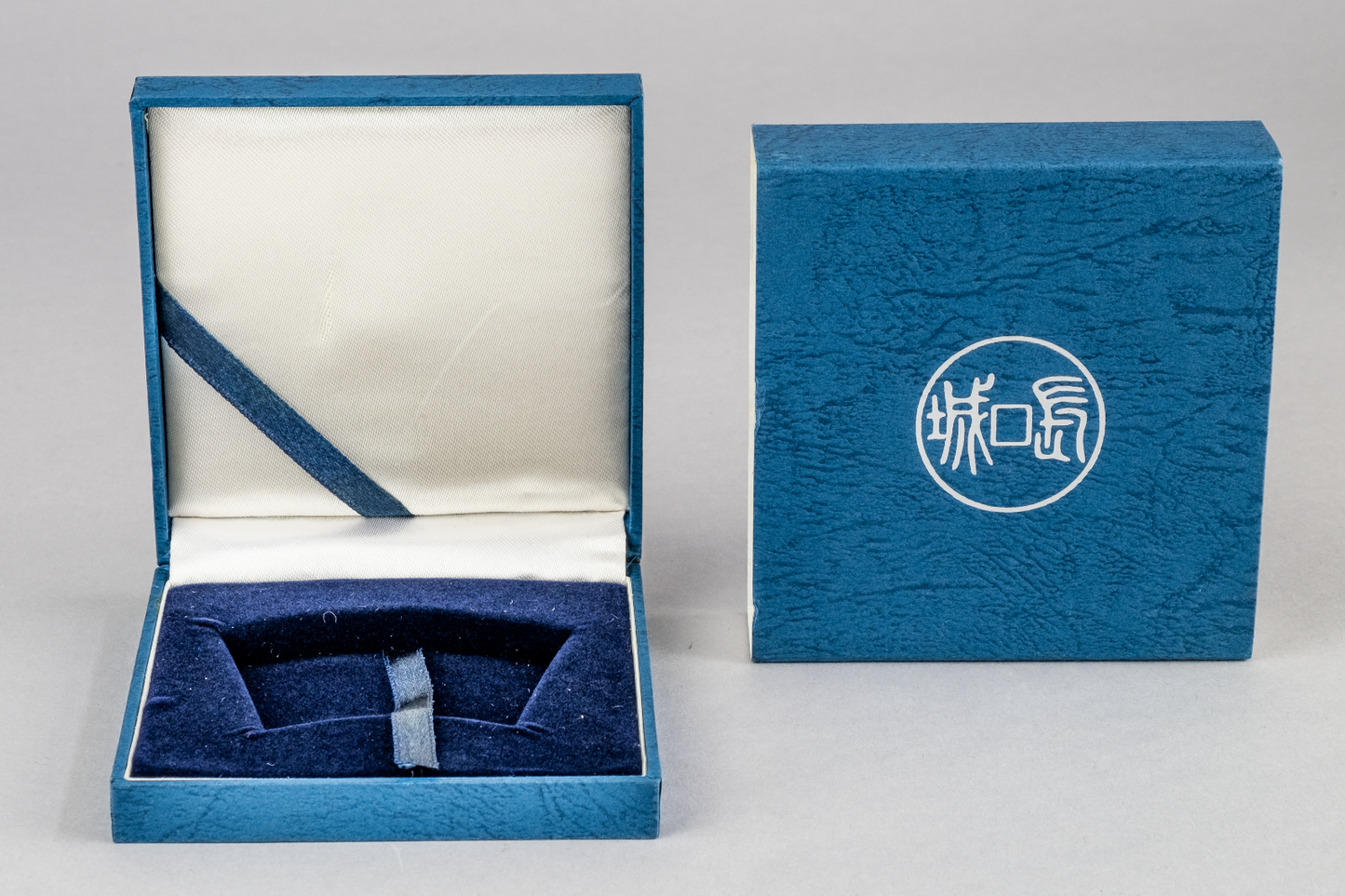 OMP Box 10 Yuan China Lunar Fan Shaped0