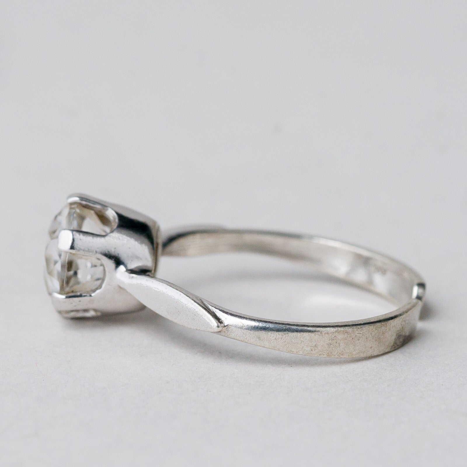 Silber Ring 835 Weißer Stein Größe flexibel ca. 55 2,11 g1