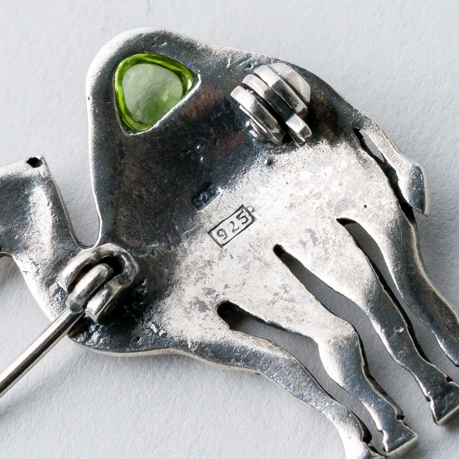 Silber Brosche Spange 925 Kamel Grüner Stein 6,75 g8