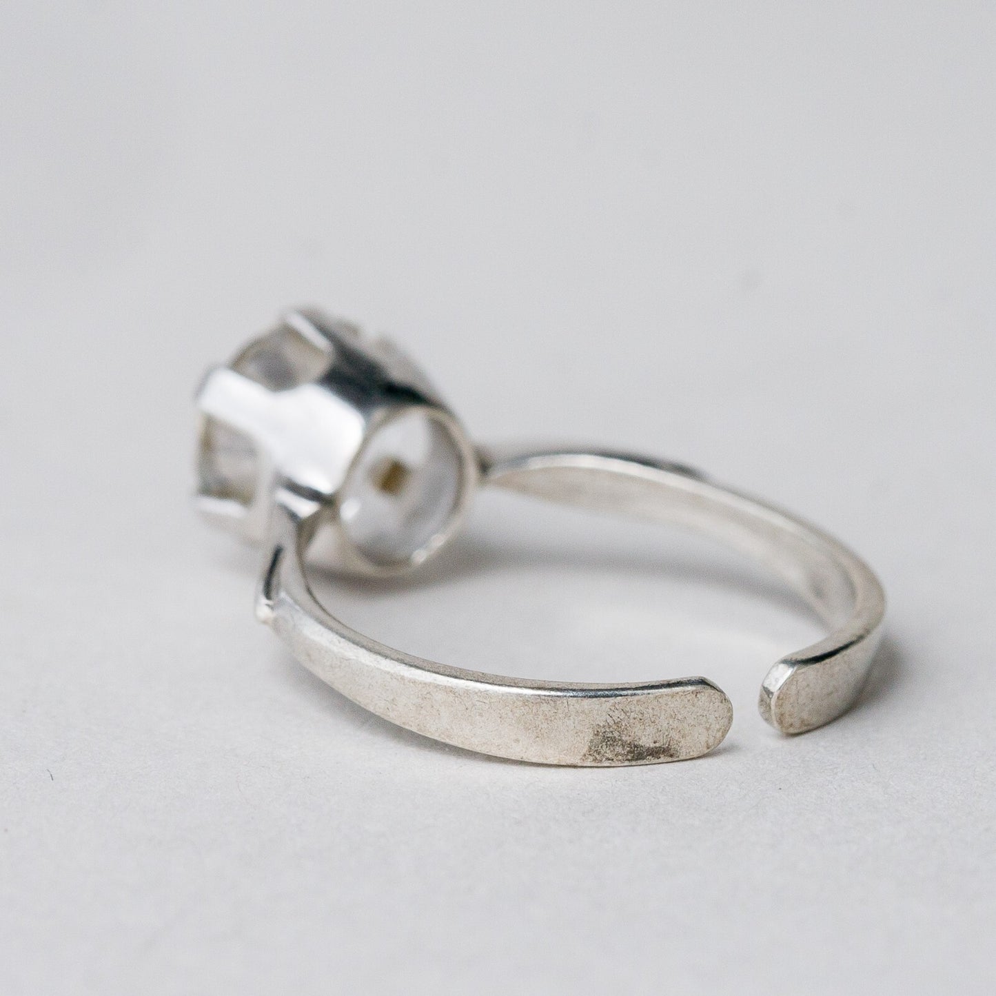 Silber Ring 835 Weißer Stein Größe flexibel ca. 55 2,11 g2