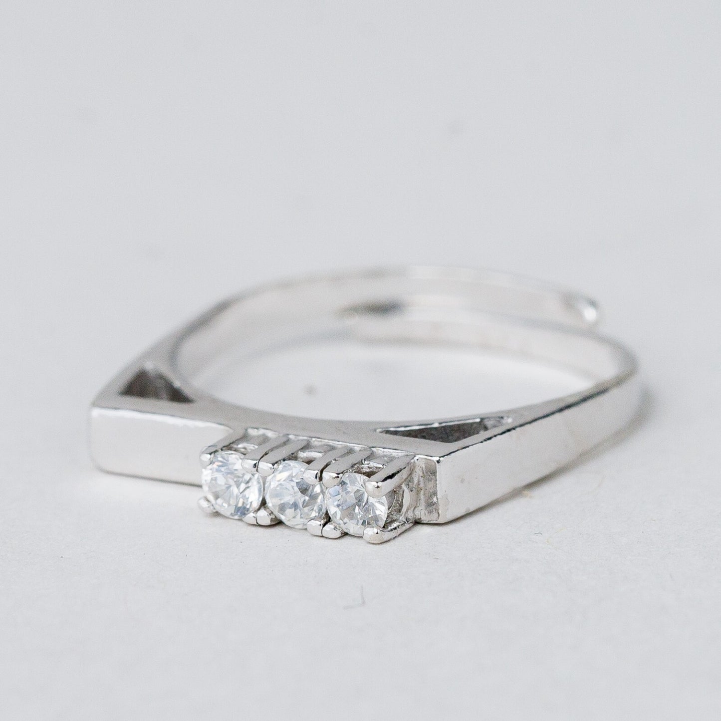 Silber Ring 835 Weiße Steine Größe flexibel ca. 54 2,24 g0