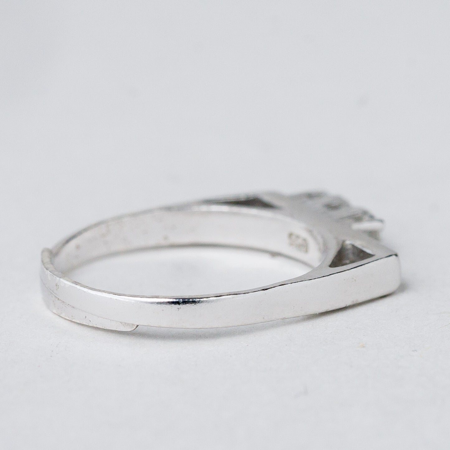Silber Ring 835 Weiße Steine Größe flexibel ca. 54 2,24 g3