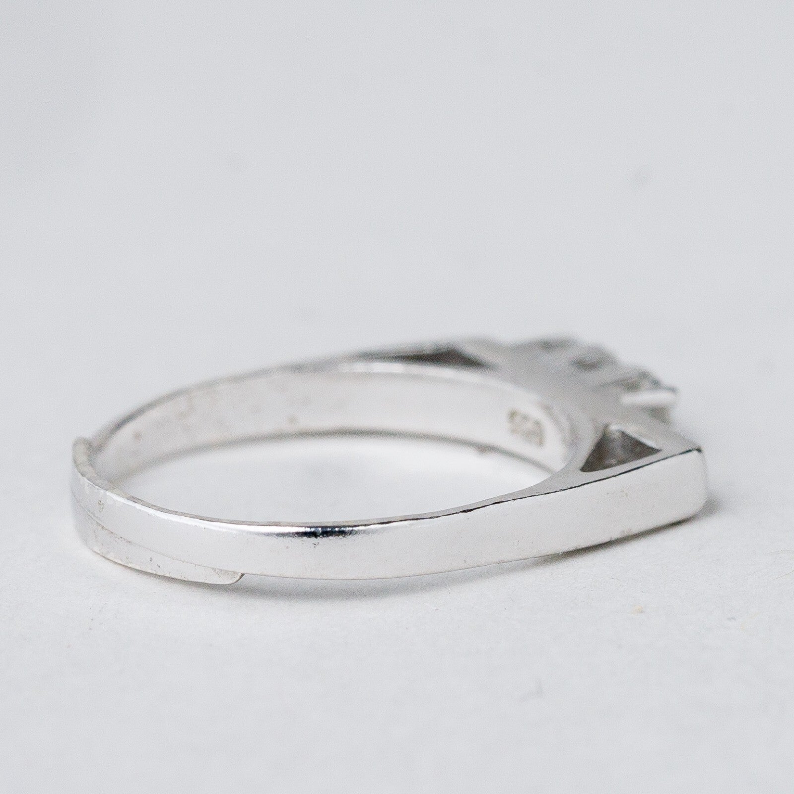Silber Ring 835 Weiße Steine Größe flexibel ca. 54 2,24 g3