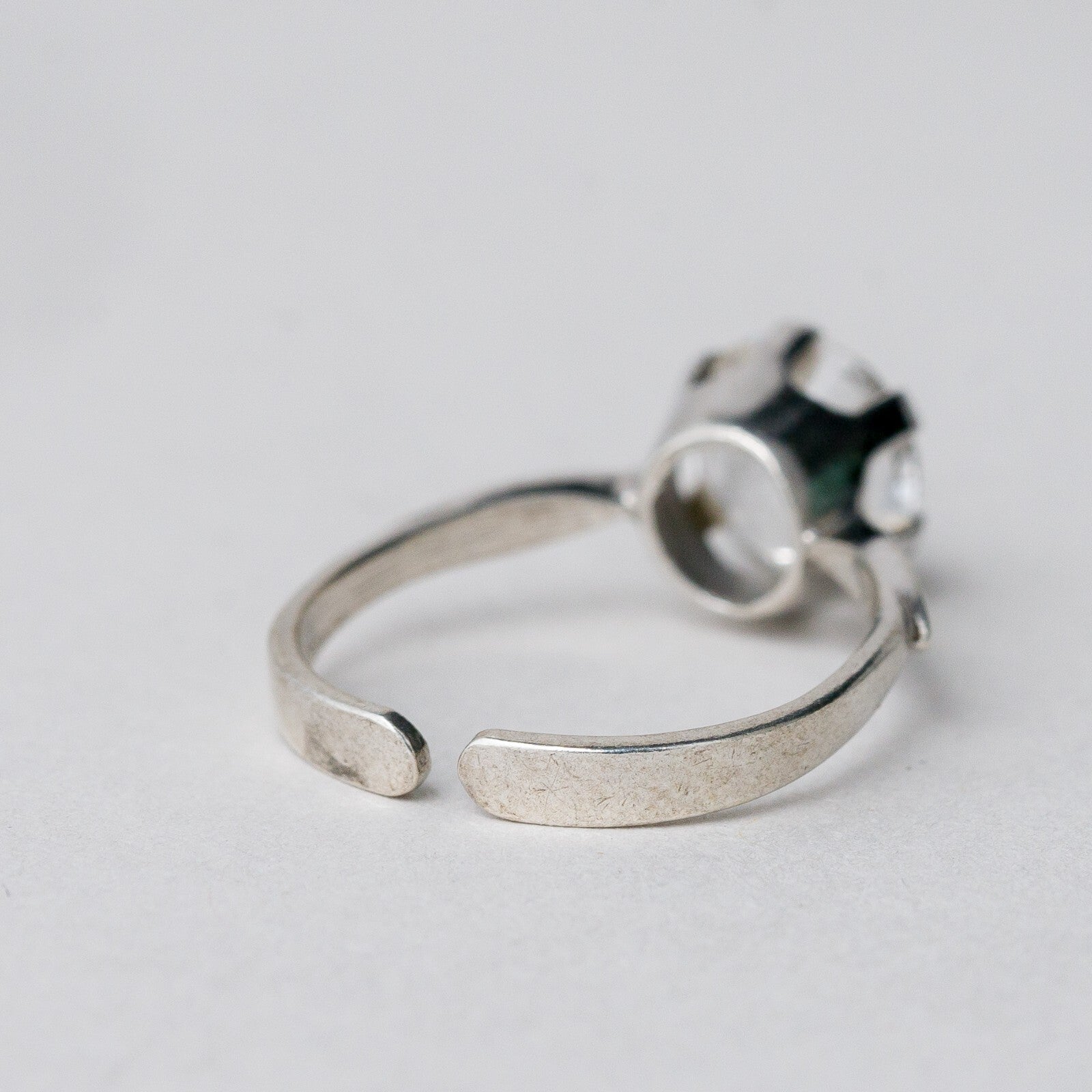 Silber Ring 835 Weißer Stein Größe flexibel ca. 55 2,11 g3
