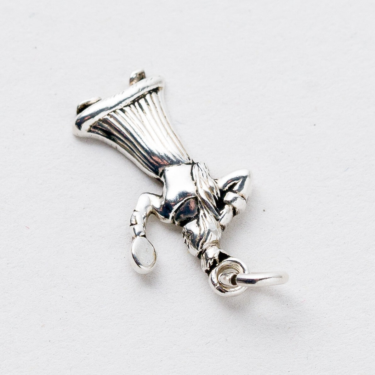 Anhänger 835 Silber Frau mit Bürste und Spiegel 1,8 cm 0,86 g1