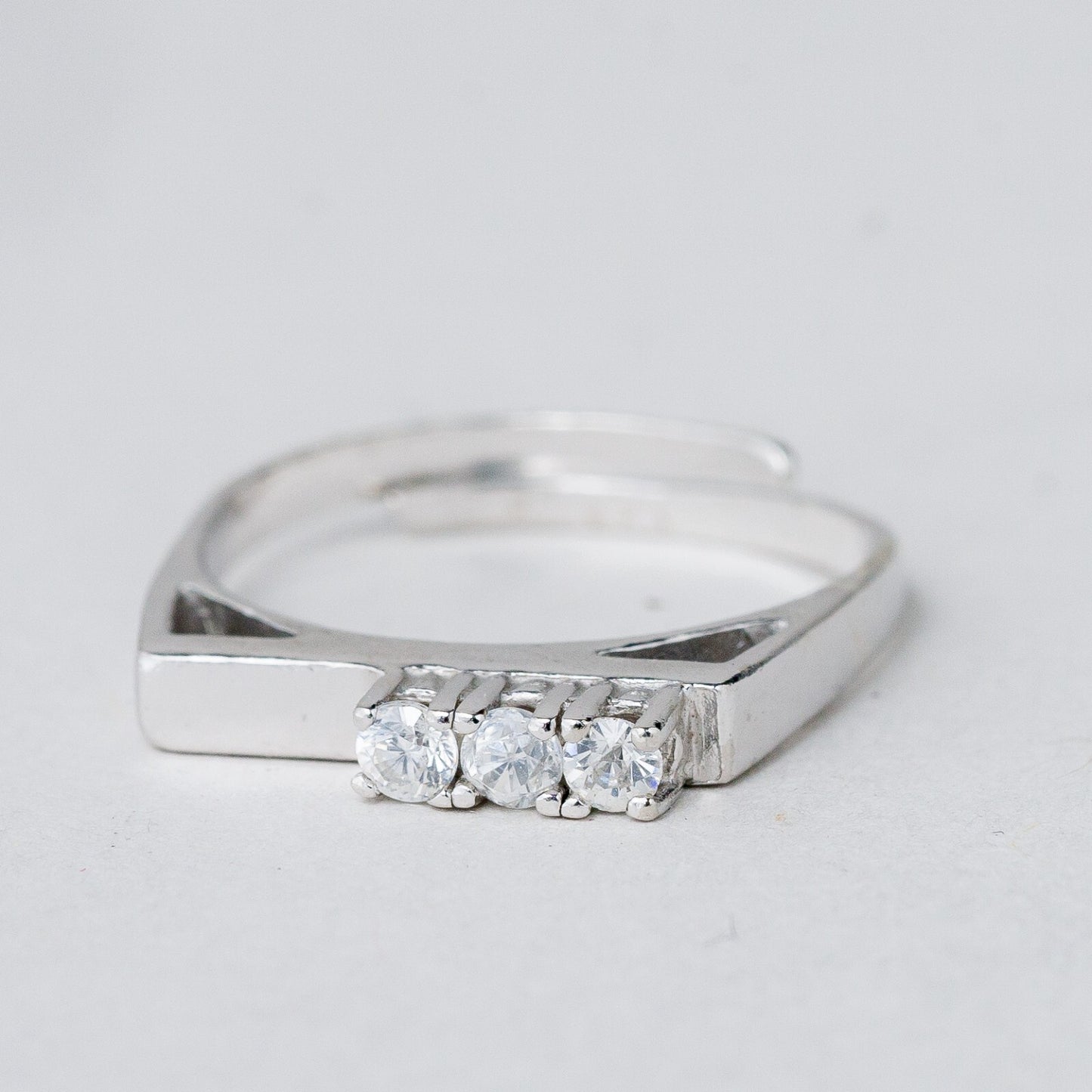 Silber Ring 835 Weiße Steine Größe flexibel ca. 54 2,24 g5