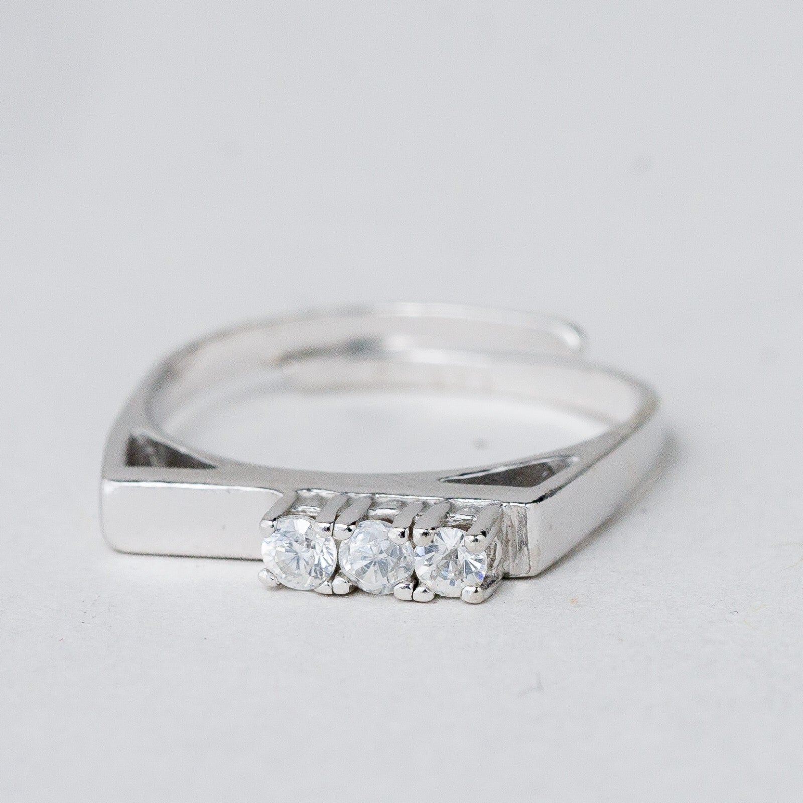 Silber Ring 835 Weiße Steine Größe flexibel ca. 54 2,24 g5
