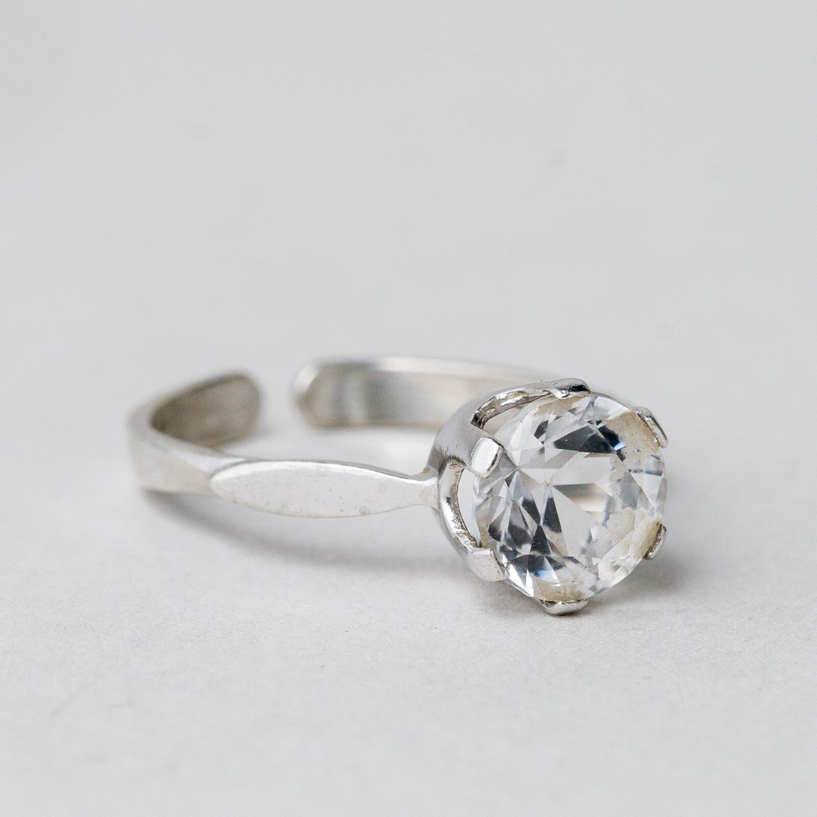 Silber Ring 835 Weißer Stein Größe flexibel ca. 55 2,11 g5
