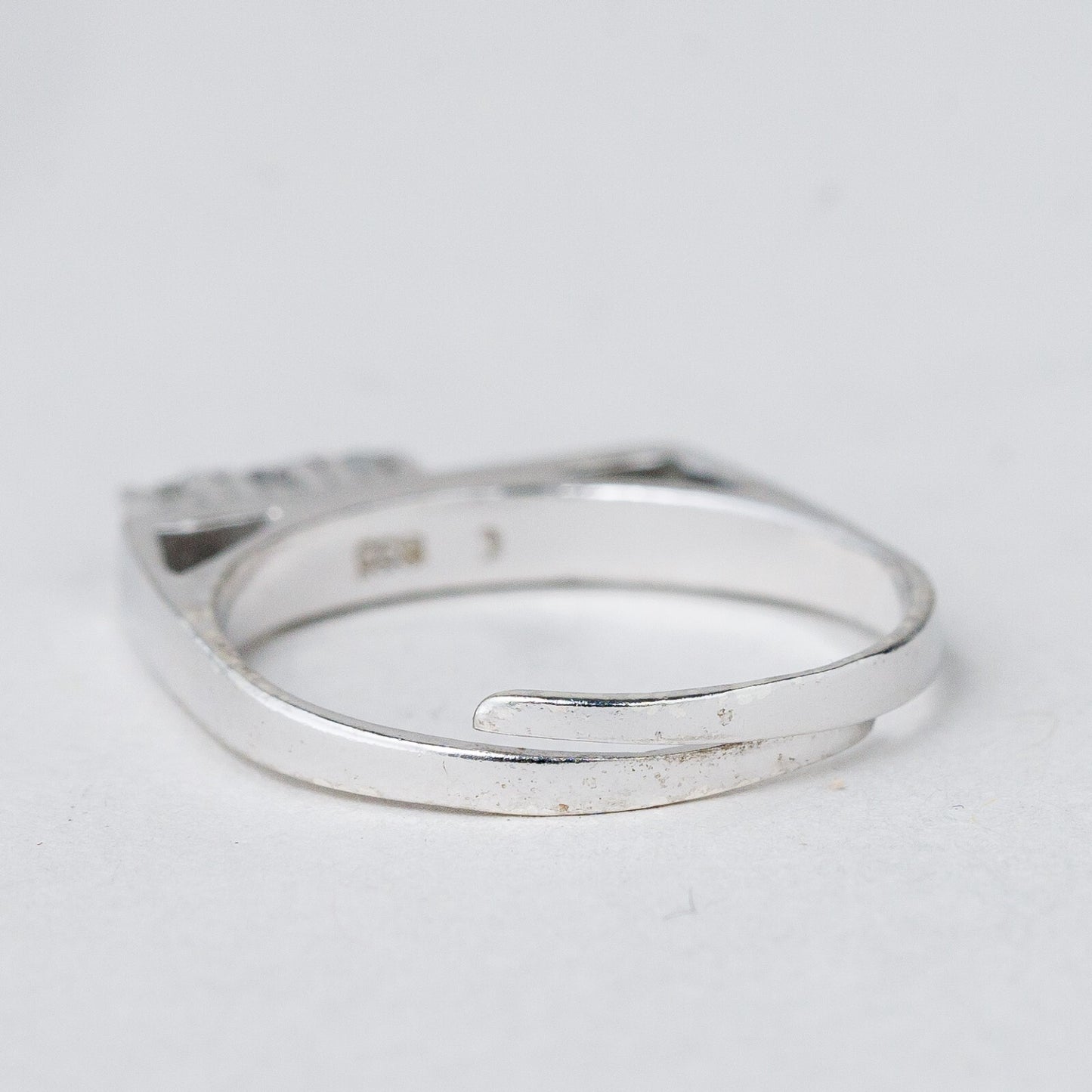 Silber Ring 835 Weiße Steine Größe flexibel ca. 54 2,24 g2