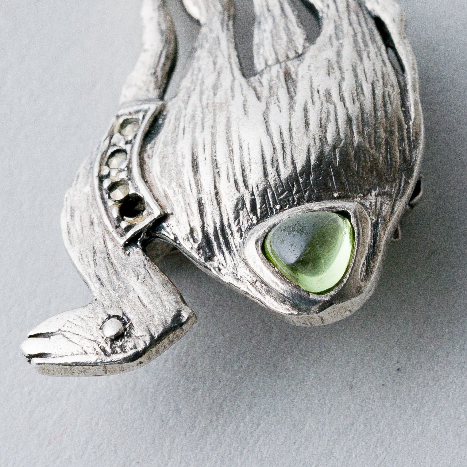 Silber Brosche Spange 925 Kamel Grüner Stein 6,75 g7