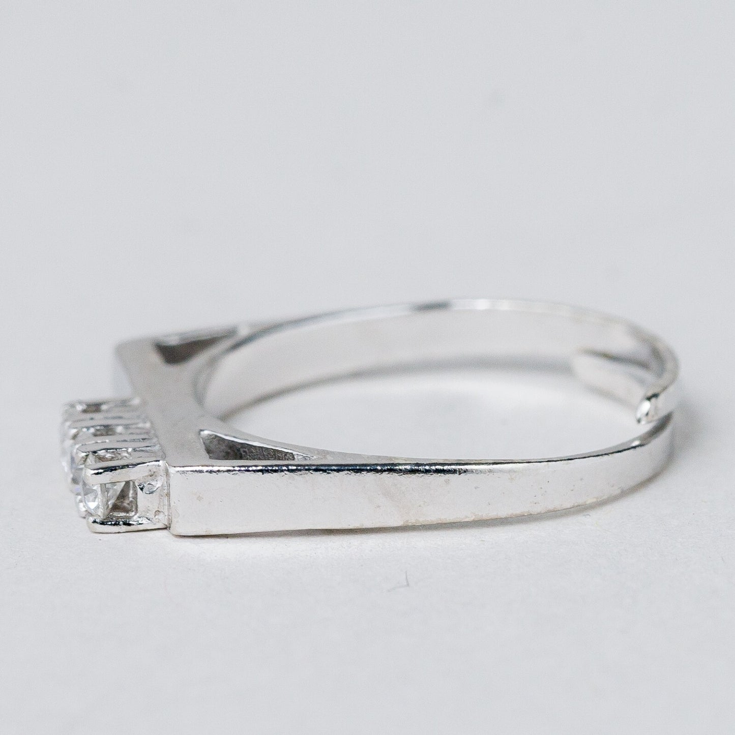 Silber Ring 835 Weiße Steine Größe flexibel ca. 54 2,24 g1