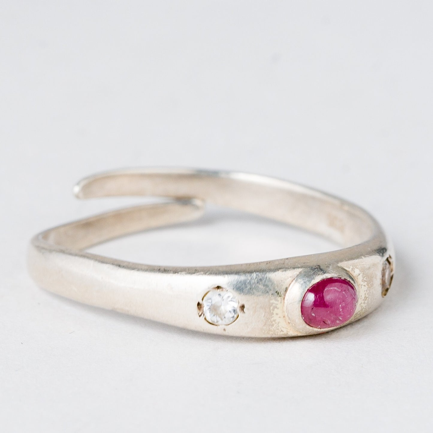 Silber Ring 835 Roter Stein Größe flexibel ca. 60 2,74 g1
