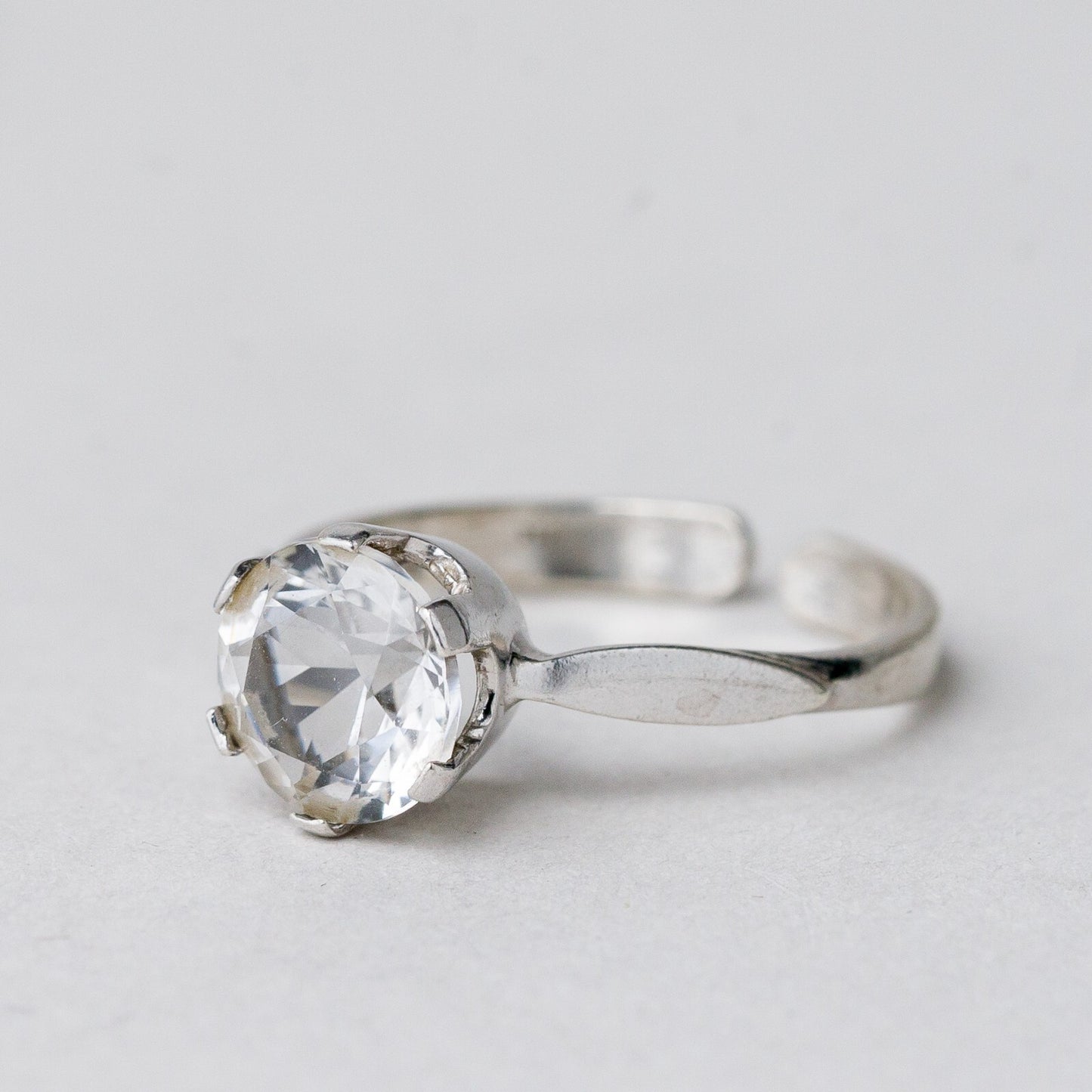 Silber Ring 835 Weißer Stein Größe flexibel ca. 55 2,11 g0