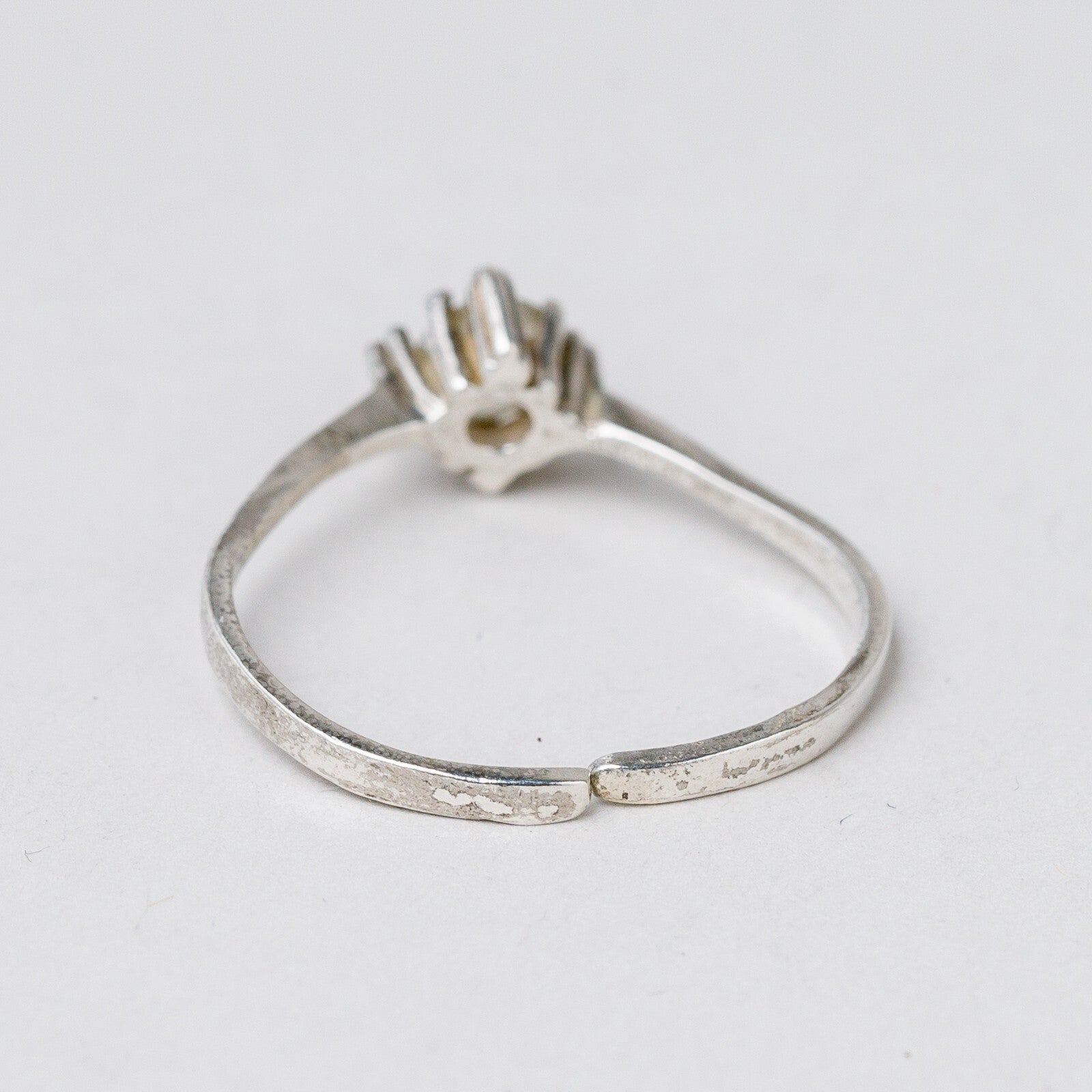 Ring 835 Silber Weißer Stein Größe flexibel ca. 59 1,56 g2