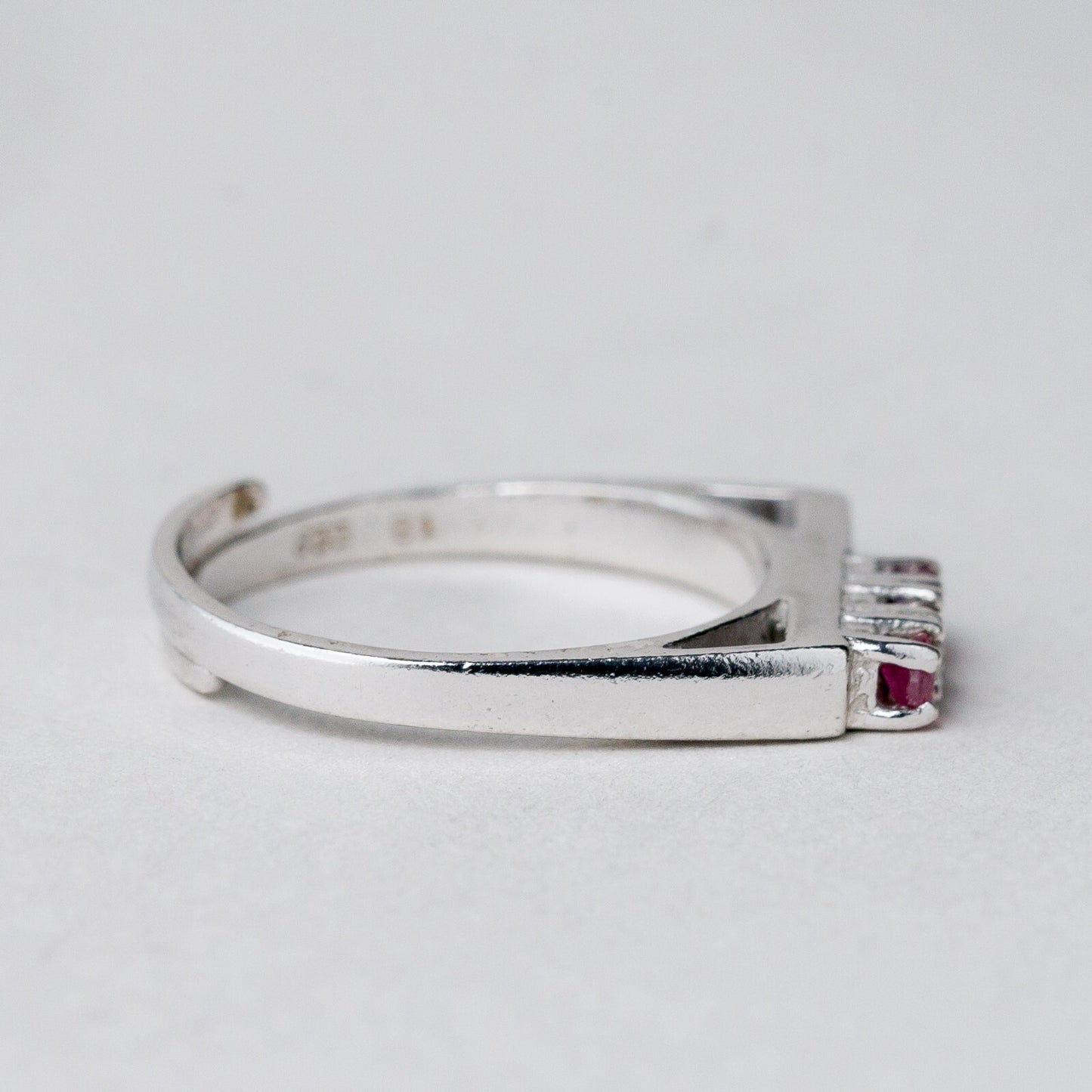 Silber Ring 835 Purpurne Stein Größe flexibel ca. 52 2,75 g3