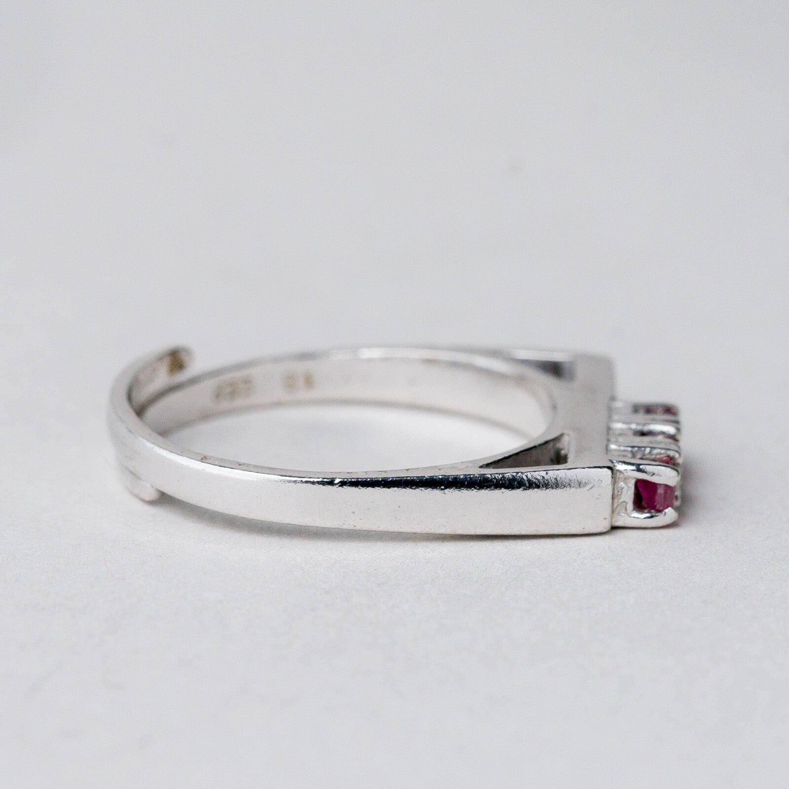 Silber Ring 835 Purpurne Stein Größe flexibel ca. 52 2,75 g3