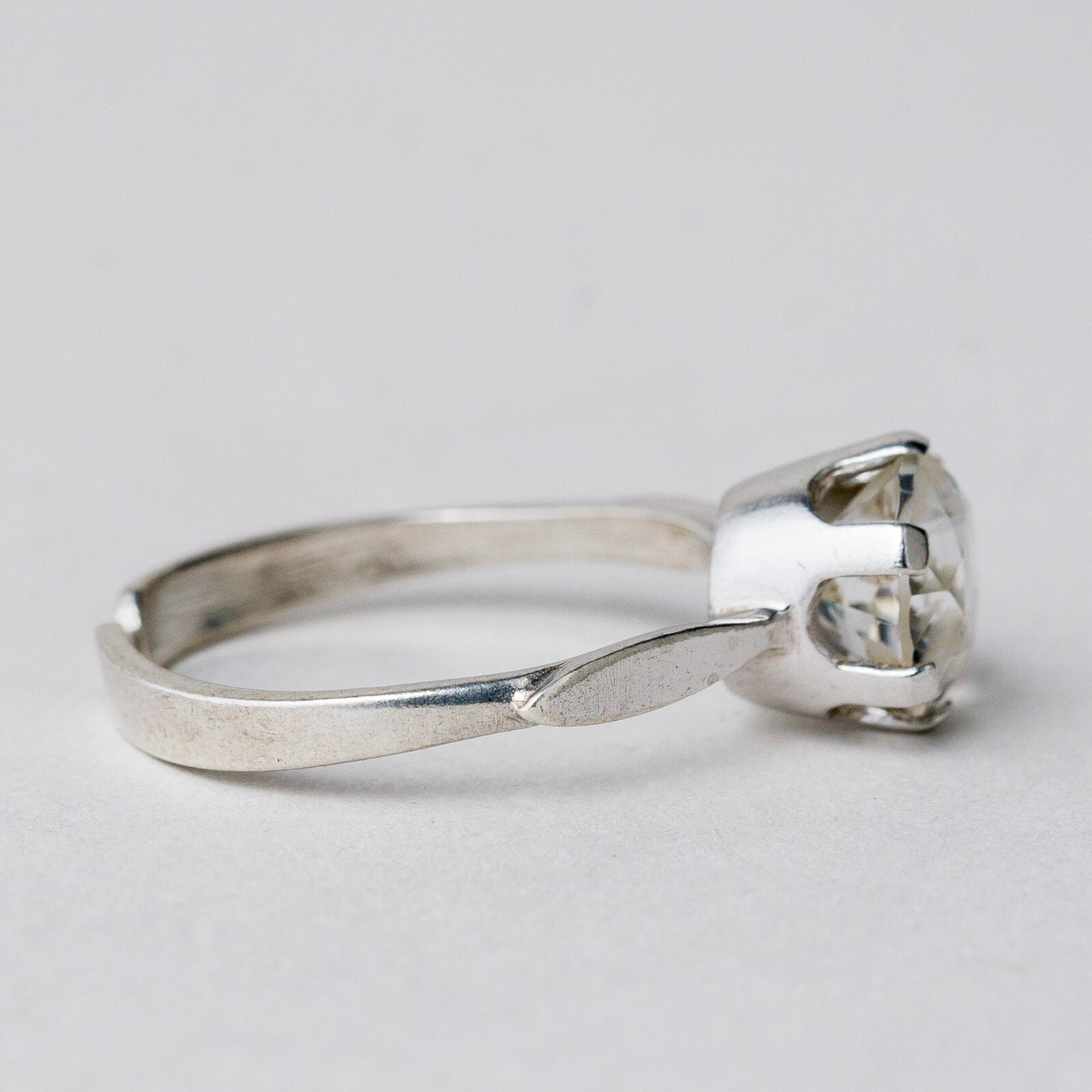 Silber Ring 835 Weißer Stein Größe flexibel ca. 55 2,11 g4