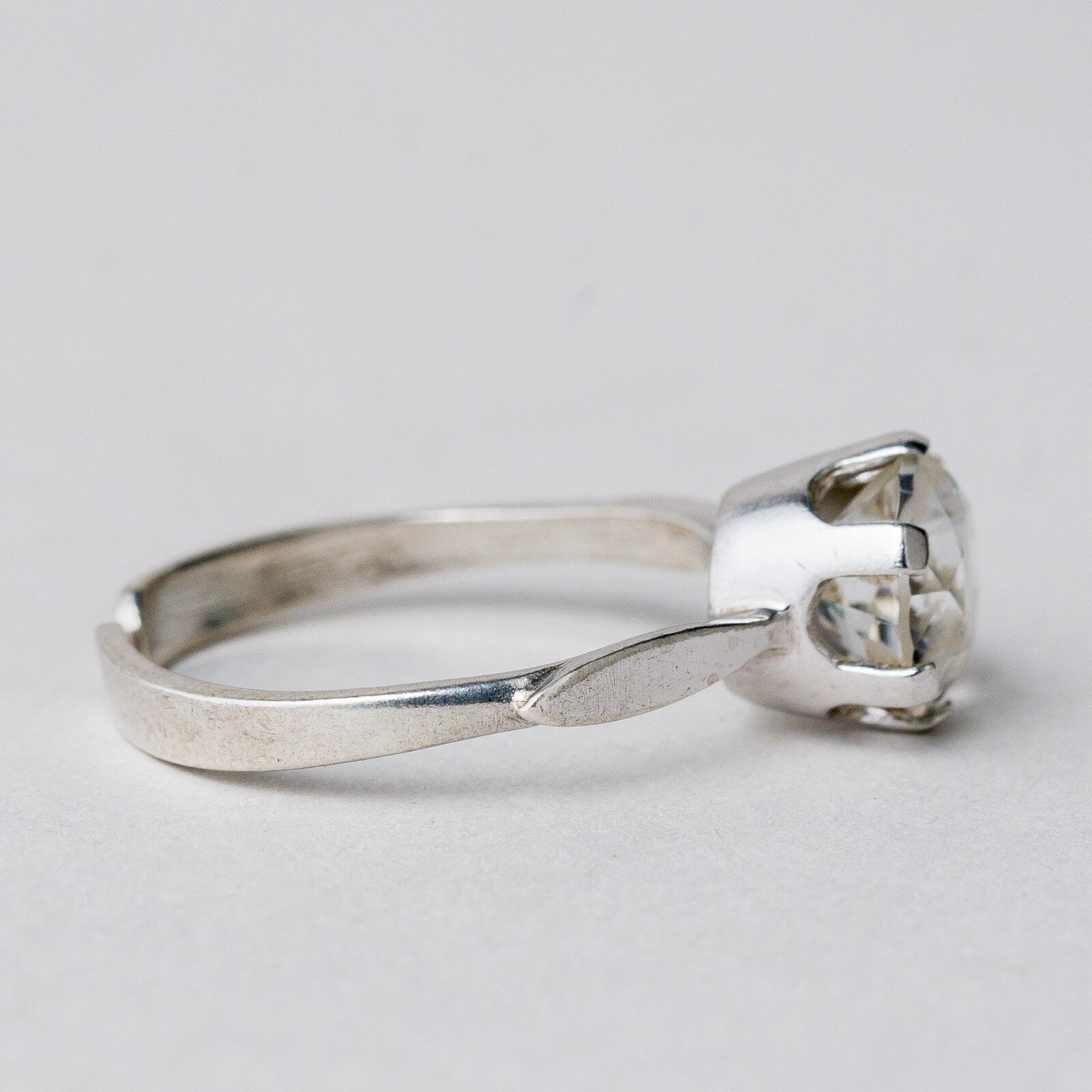 Silber Ring 835 Weißer Stein Größe flexibel ca. 55 2,11 g4