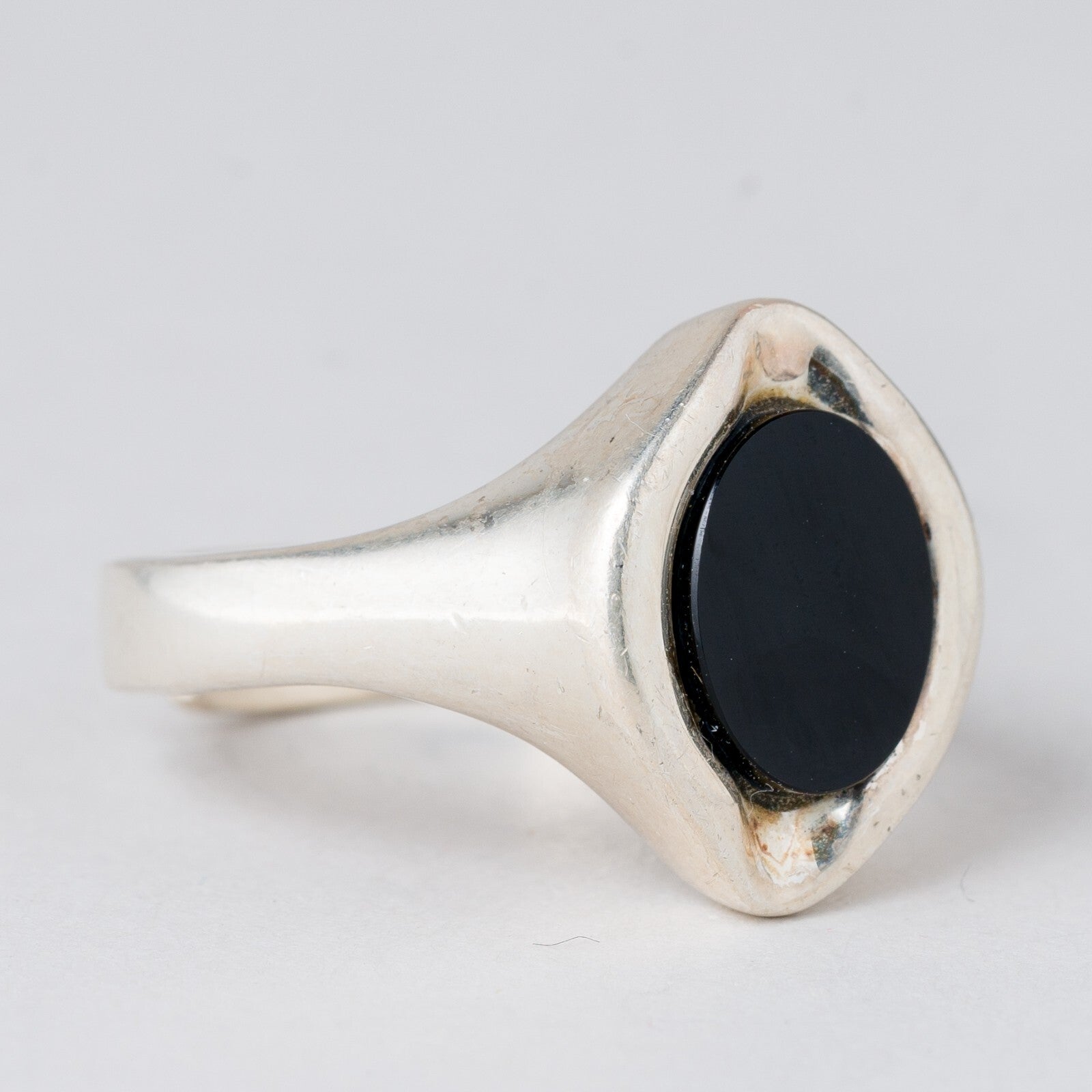 Ring Schwarzer Stein 6,65 g 835er Silber Größe flexibel ca. 571